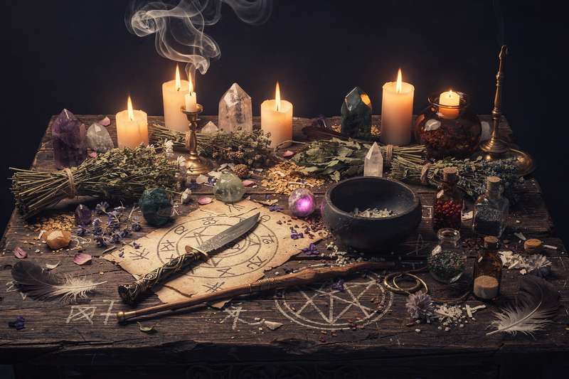 Rituales de magia práctica para atraer abundancia y cumplir objetivos personales mediante técnicas ancestrales.