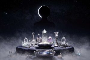 Mujer escribiendo intenciones bajo la luz de la luna nueva para iniciar ciclos de transformación personal.