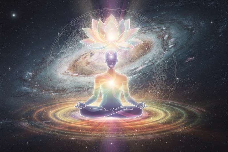 Mujer descansando en la cama mientras experimenta síntomas físicos y emocionales durante su proceso de transformación espiritual.