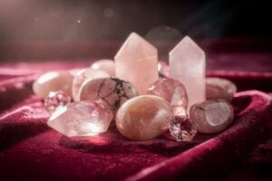 Significado de la Estilbita: El Cristal de la Apertura del Corazón y la Guía Amorosa