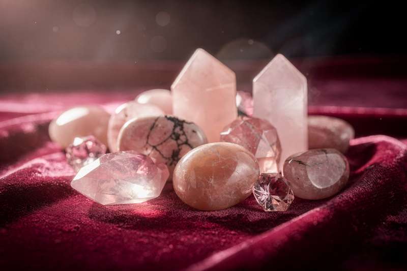 Cristal de estilbita con tonalidades rosadas y blancas que irradia energía curativa relacionada con el amor y la apertura...