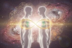 Dos personas unidas por una conexión espiritual profunda que trasciende el plano físico.