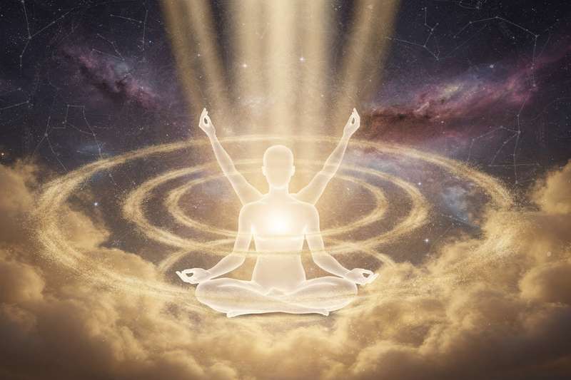 Mujer meditando en posición de loto rodeada de luz dorada que representa la energía del universo y la manifestación espiritual.