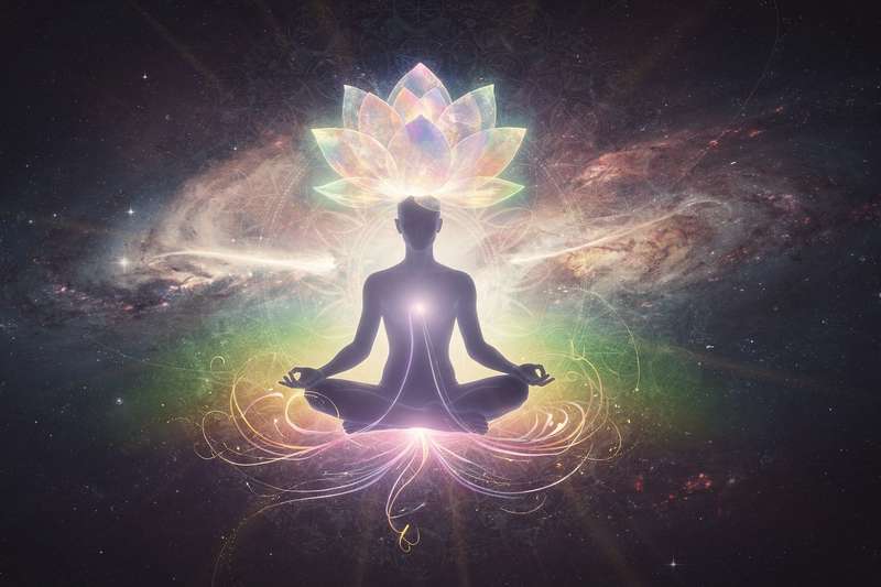 Mujer meditando en soledad entre montañas durante el atardecer, conexión con su interior y transformación espiritual.
