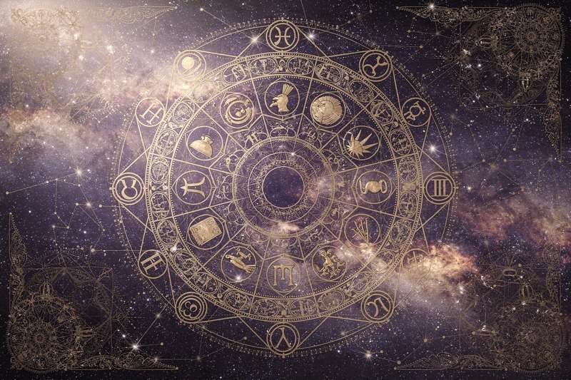 Representación simbólica del Sol y la Luna en armonía, ilustrando la dualidad entre la identidad consciente y el mundo...