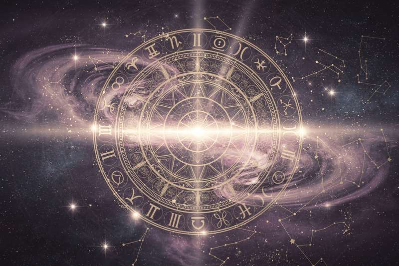 Ciclos planetarios del Vimshottari Dasha que determinan las fases y transformaciones principales en la existencia de una persona.