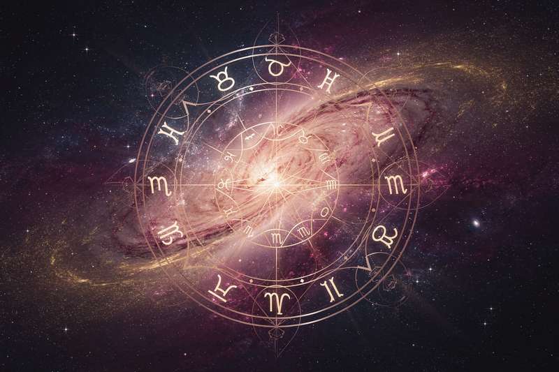 Diagrama de la carta natal mostrando la posición de los nodos lunares en el zodiaco y su significado kármico.