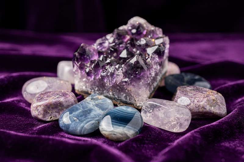 Colección de gemas y minerales naturales seleccionados para favorecer el descanso nocturno y la tranquilidad durante el sueño.