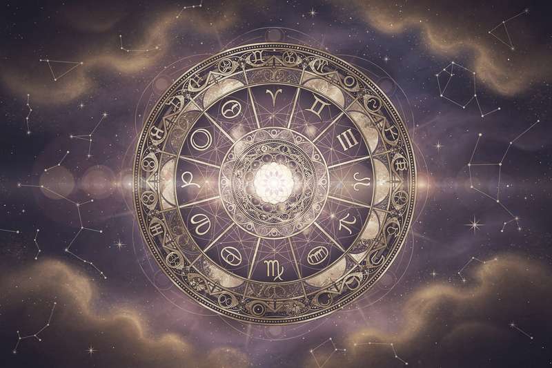 Estructura astrológica del zodiaco con enfoque en la décima casa y su influencia sobre la vida profesional y pública.