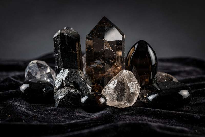 Conjunto de cristales naturales dispuestos en círculo que actúan como escudos energéticos para fortalecer la protección personal.