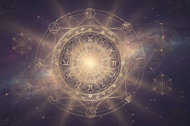 Persona del signo libra reflexionando sobre sus predicciones astrológicas para el mes de mayo del año 2026.