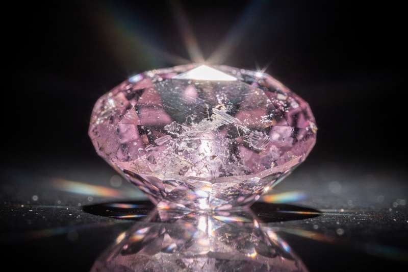 Kunzita rosa brillante mostrando su estructura cristalina característica y propiedades energéticas para sanar el corazón.