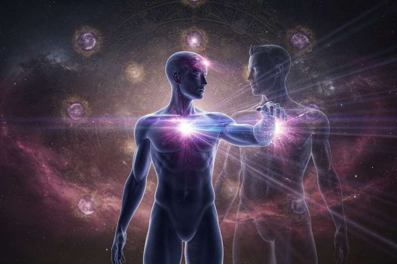 Persona recibiendo una invitación de reconocimiento mientras sigue su camino personal en Human Design.