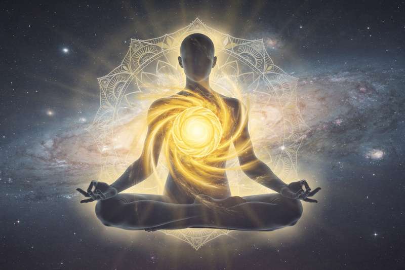 Representación visual del chakra del plexo solar con energía amarilla radiante que simboliza el poder personal y la...