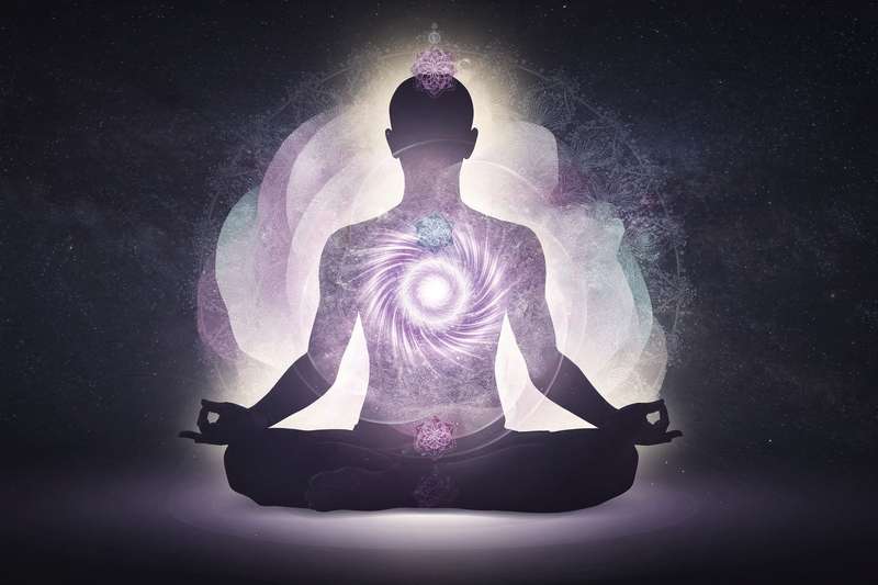 Cristal de cuarzo transparente brillante utilizado para activar y equilibrar la energía del chakra coronario en meditaciones...