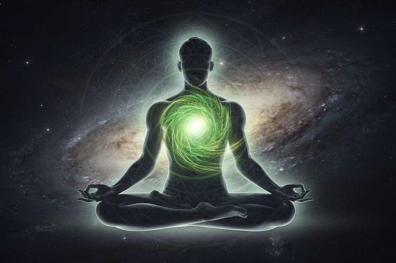 Cristal de cuarzo rosa brillante utilizado para sanar y equilibrar la energía del chakra cardíaco.