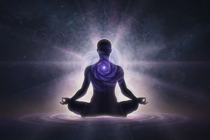 Piedras y minerales violetas y azules dispuestos en círculo sobre un fondo oscuro para armonizar la intuición y claridad mental.