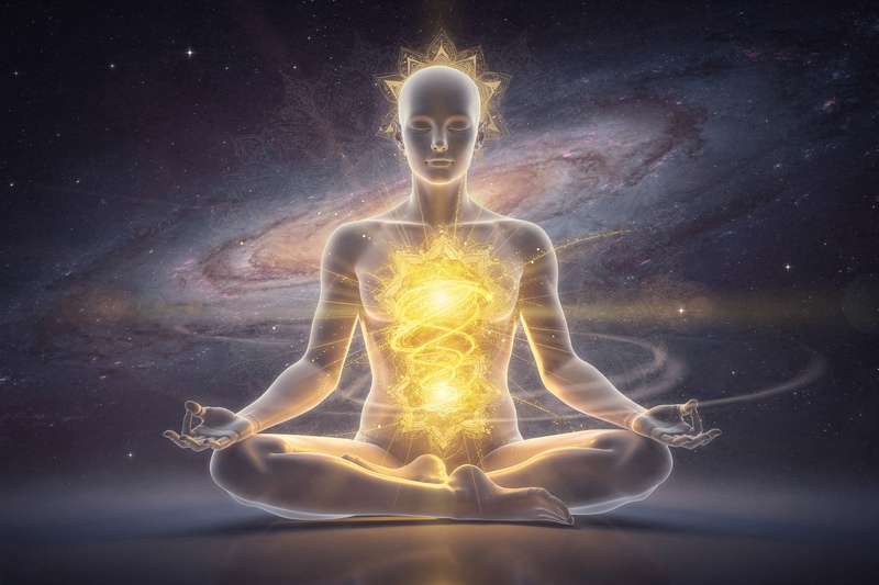 Piedras y cristales amarillos y dorados dispuestos en formación sobre fondo natural para potenciar la energía del tercer chakra.