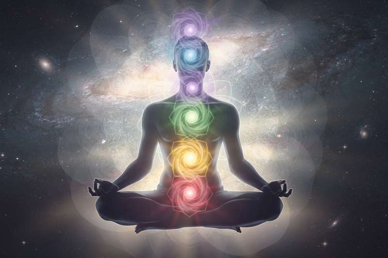Colección de gemas naturales representando los siete centros energéticos del cuerpo para alineación y equilibrio espiritual.