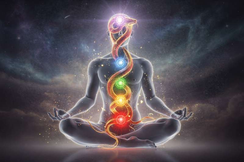 Representación visual de la energía kundalini ascendiendo a través de los chakras principales del cuerpo humano durante su...
