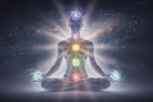 Representación visual de los siete chakras alineados en el cuerpo humano con sus colores característicos y radiación energética.