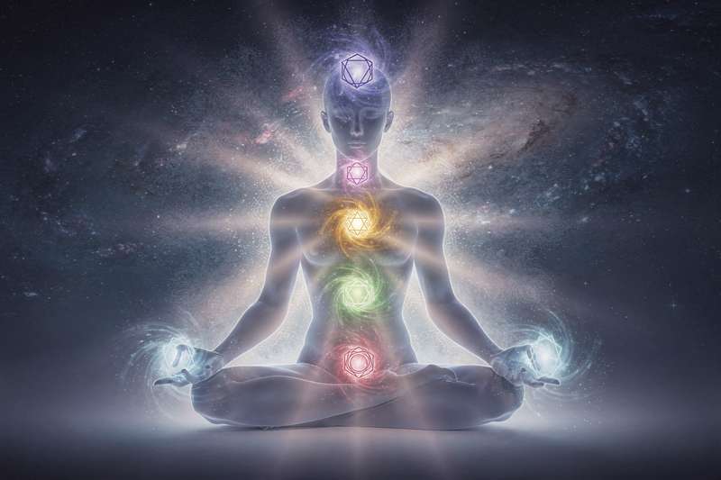 Representación visual de los siete chakras alineados en el cuerpo humano con sus colores característicos y radiación energética.
