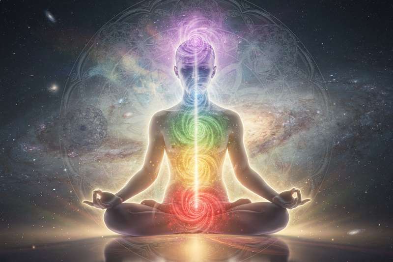 Representación energética de los siete chakras del cuerpo humano en desequilibrio por exceso de actividad y energía.