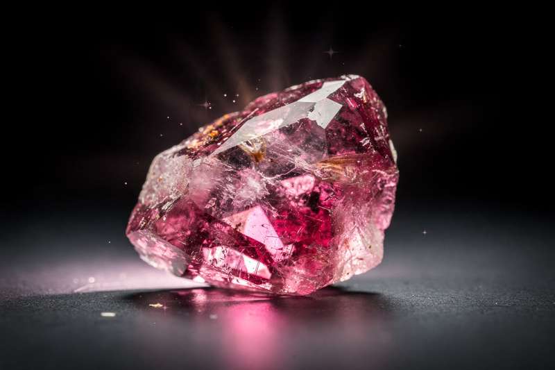 Cristal de turmalina rosa pulido mostrando su tonalidad rosa pálido característico para trabajo energético del corazón.