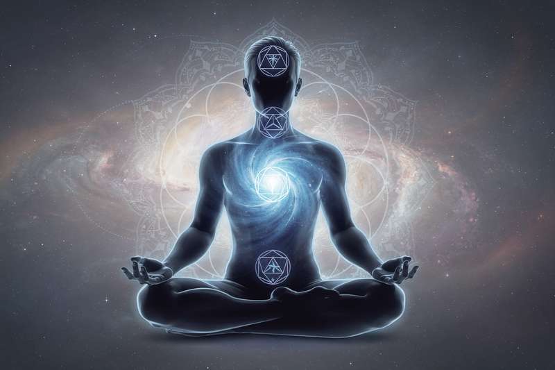Representación visual del chakra de la garganta con tonos azules y la garganta humana iluminada en el centro del cuerpo.