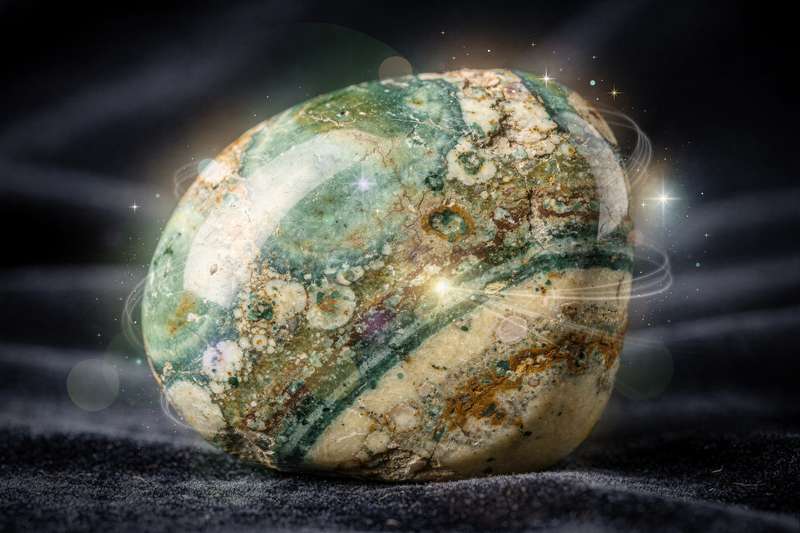 Piedra de jaspe oceánico pulida mostrando sus tonalidades azules y verdes con patrones naturales que evocan tranquilidad marina.