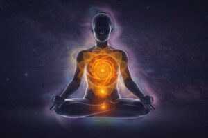 Representación del chakra sacro brillante en color naranja ubicado en el abdomen inferior de una figura humana.