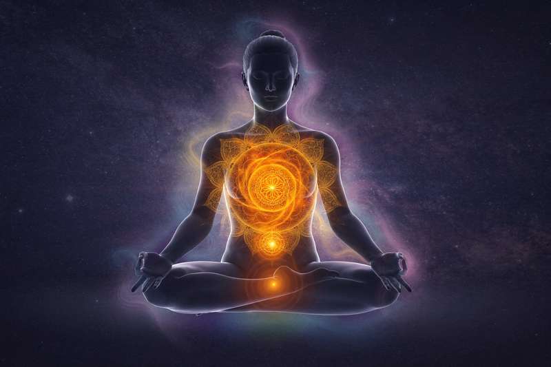 Representación del chakra sacro brillante en color naranja ubicado en el abdomen inferior de una figura humana.