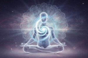 Mujer en postura de yoga con la cabeza inclinada hacia atrás, trabajando la apertura del chakra de la garganta.