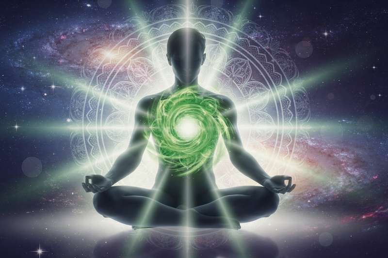 Manos en posición de meditación frente al pecho para activar la energía del amor y la sanación del ser interior.