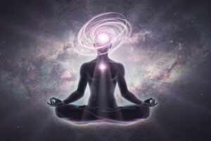 Mujer practicando postura de yoga invertida para activar la energía del chakra coronario y elevar la conciencia espiritual.