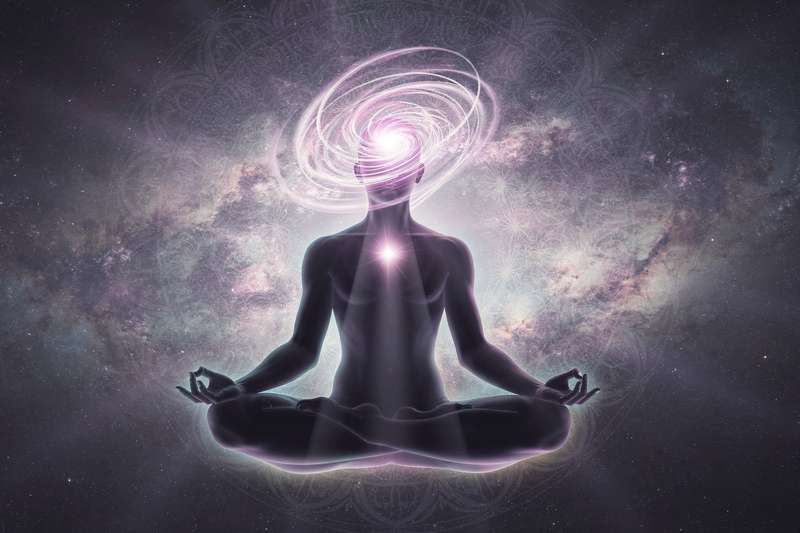 Mujer practicando postura de yoga invertida para activar la energía del chakra coronario y elevar la conciencia espiritual.