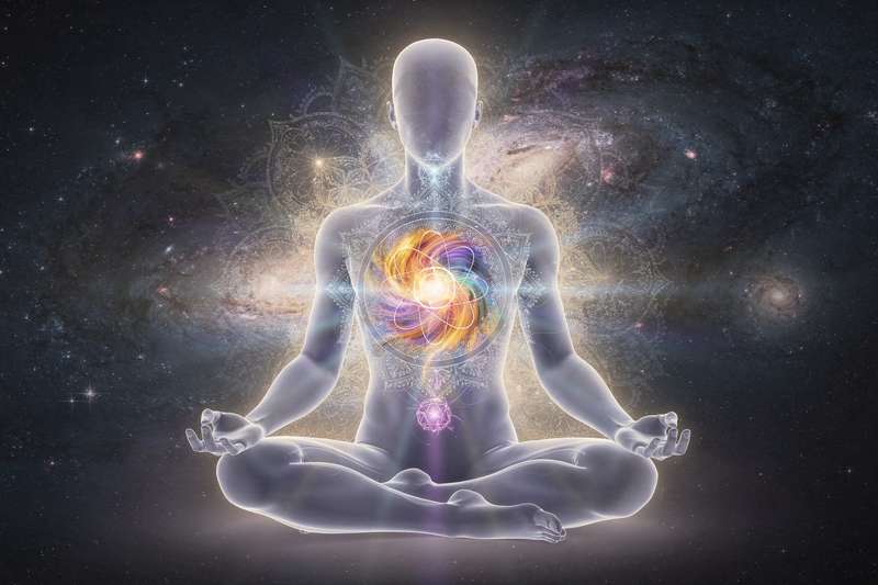 Representación visual del aura energética que rodea el cuerpo humano con sus diferentes capas de luz y color.