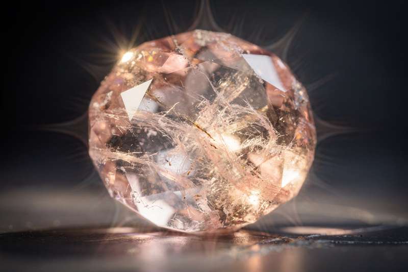 Piedra de morganita rosa pálido que emana energía de sanación emocional y amor incondicional.