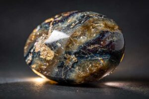 Propiedades curativas de la Pietersite: La guía de la Piedra de la Tormenta para la transformación