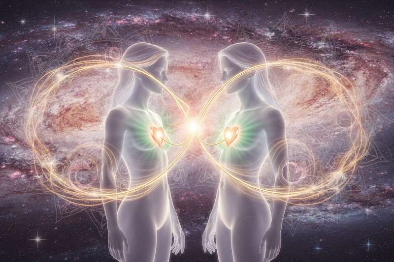 Persona meditando en naturaleza mientras experimenta confusión emocional sobre una conexión espiritual intensa.