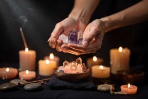 Piedras y minerales dispuestos sobre tela oscura para facilitar experiencias de viaje astral y meditación profunda.