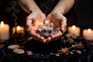 Formación natural de cristal transparente con múltiples puntas agrupadas que muestran la estructura geométrica característica...