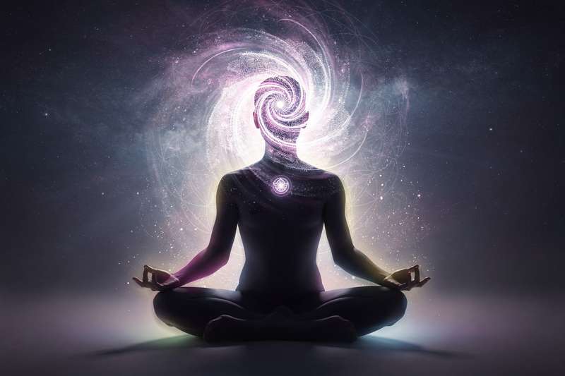 Alimentos nutritivos y cristales que favorecen la conexión espiritual y el equilibrio del chakra coronario.
