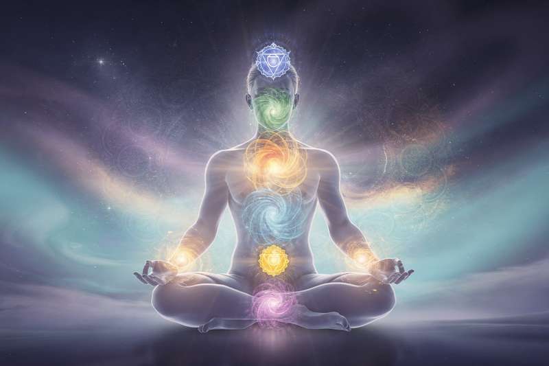 Representación visual de los siete chakras alineados en el cuerpo humano con sus colores característicos.