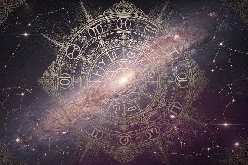 Rasgos de atracción y intimidad emocional que caracterizan a los hombres con Venus en el signo del escorpión.