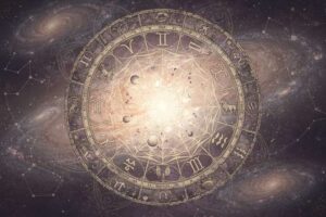 Persona consultando su carta astral en busca de explicaciones sobre las características de su signo zodiacal.