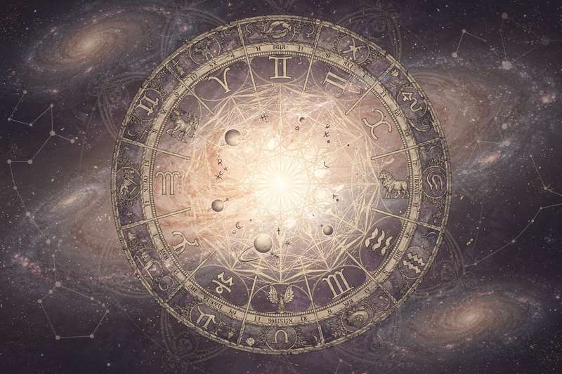 Persona consultando su carta astral en busca de explicaciones sobre las características de su signo zodiacal.