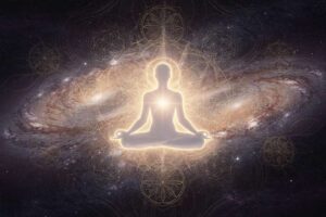 Persona meditando en paz mientras sostiene las manos abiertas hacia la luz, representando el equilibrio entre el...
