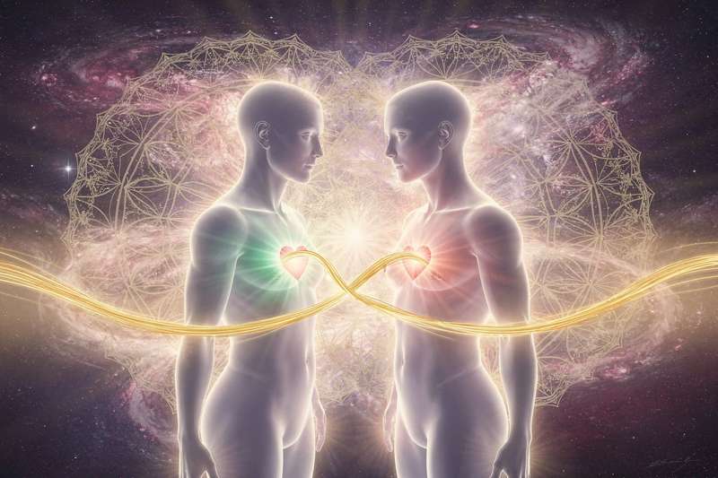 Dos personas conectadas espiritualmente mirándose con complicidad en un momento de reconocimiento profundo.