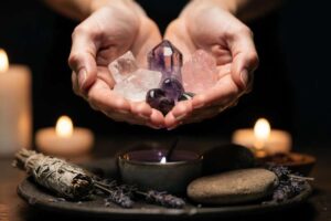 Rosa de cuarzo acompañada de otros cristales sanadores dispuestos en altar para trabajar la sanación emocional.